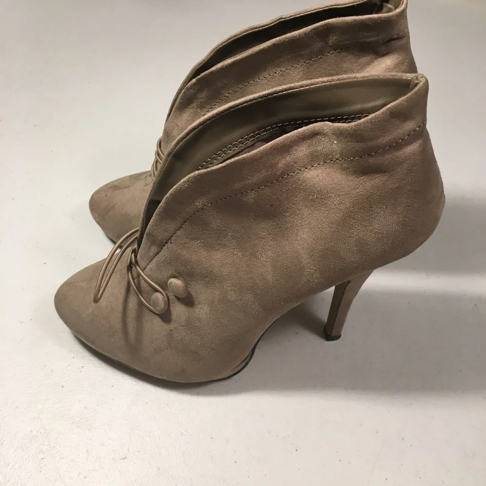 Apt 9 Booties Size 9M button
